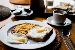 Brunch med æg og kaffe