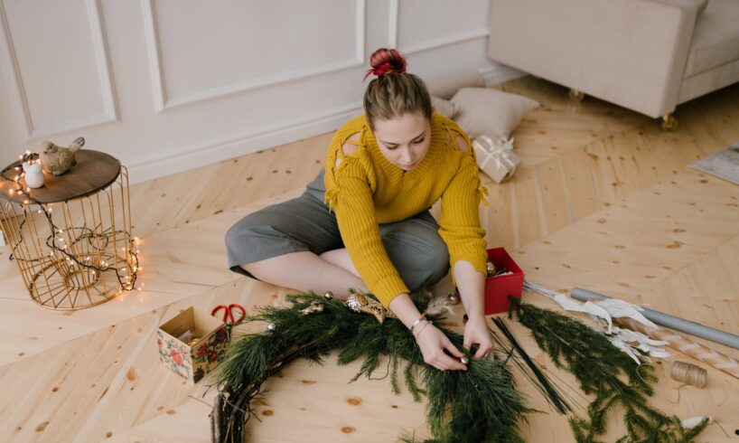 Dame pynter op til jul i sit hjem