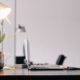 Flot skrivebord med lampe plante og computer