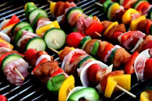 Grillmad lavet på grill med grønsager og kød