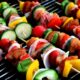Grillmad lavet på grill med grønsager og kød