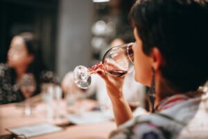 Kvinde drikker vin på restaurant