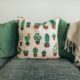 Sofa med sofapuder der er grønne