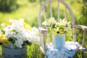 Stol hvor der står en krukke med blomster