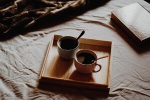 To kopper kaffe står på sengen
