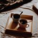 To kopper kaffe står på sengen