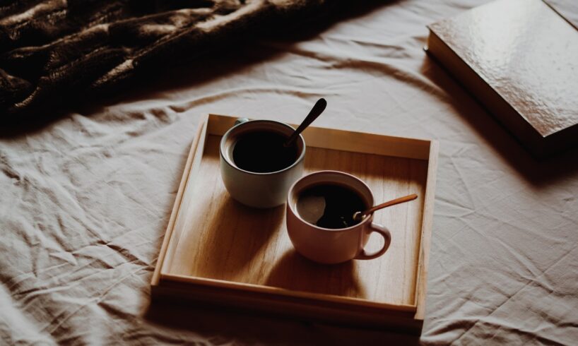 To kopper kaffe står på sengen