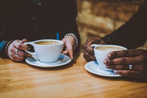 To personer er på cafe sammen og har smykker på
