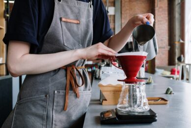 Person laver filterkaffe
