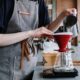 Person laver filterkaffe