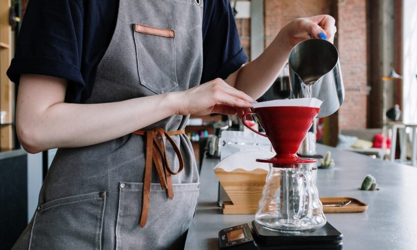 Person laver filterkaffe